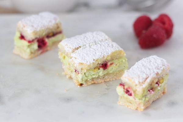 Mini succès framboise et pistache - Les Desserts d'Ici